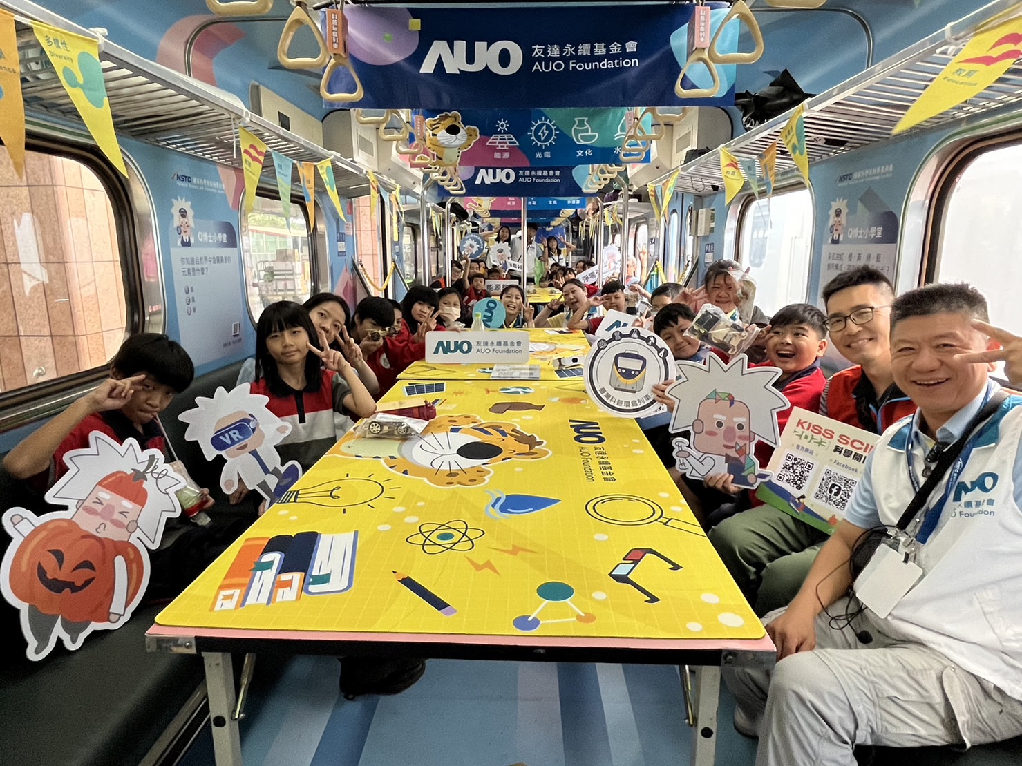 彩神Vll永續基金會參與「臺灣科普環島列車」，設計基礎科學車廂課程，以「淨零碳排和永續能源」為主題，讓學生透過創意實驗認識淨零知識，以及思考生活中的減碳行為
