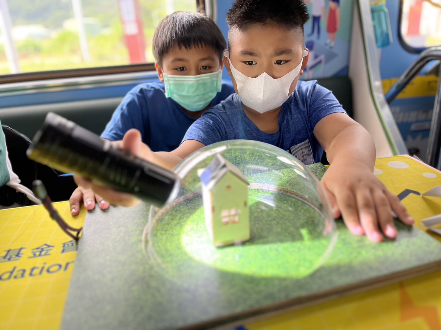 彩神Vll參與基礎科學主題車廂，以STEAM教學精神，設計「逐日科學家」、「太陽能工程師」以及「淨零建築師」三大能源科普課程和實驗