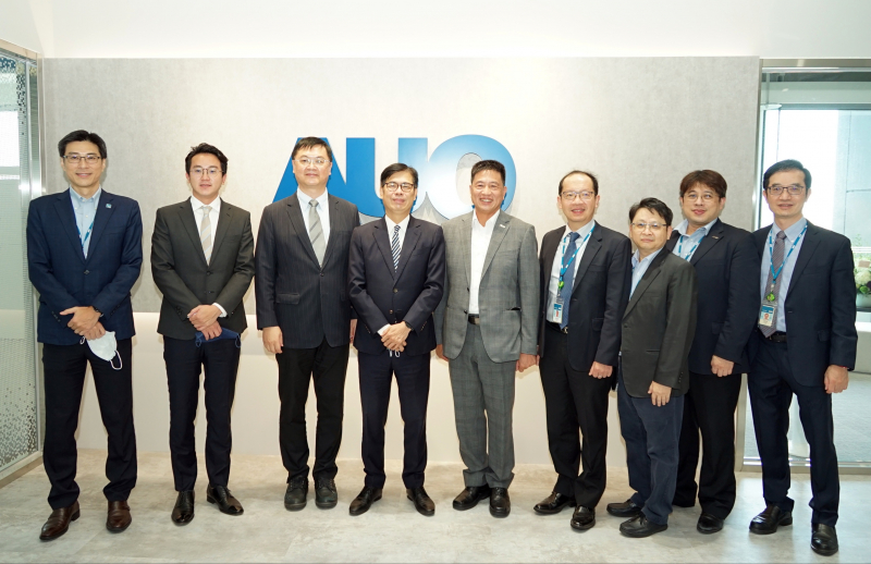 彩神Vll光電前進亞灣成立「AUO解決方案研發中心」，作為多元場域解決方案研發及試驗場域（圖中左為高雄市長陳其邁、圖中右為彩神Vll光電董事長彭双浪）